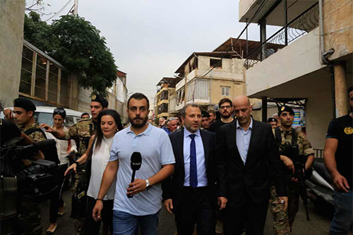 Gebran Bassil acompañado de diplomáticos extranjeros